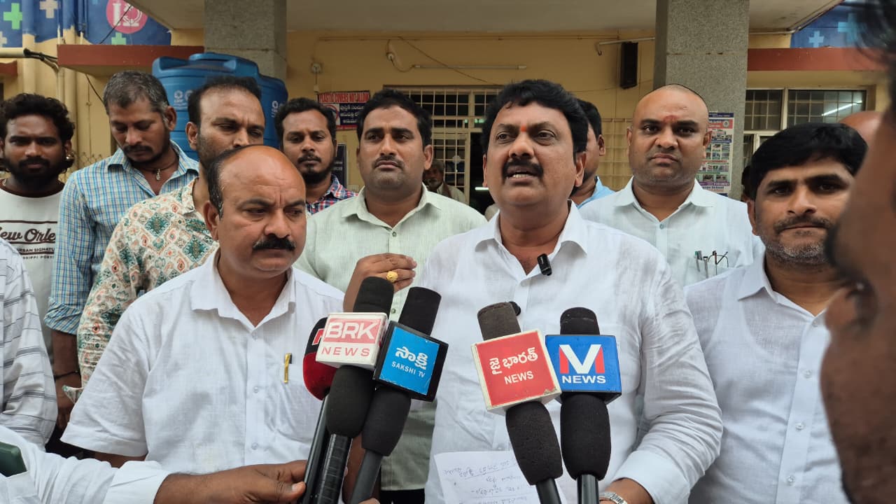 నర్సీపట్నంలో పోలీసుల థర్డ్ డిగ్రీ ఆరోపణలు వైసీపీ కార్యకర్తపై ఎస్ఐ రాజారావు అమానుషంగా వ్యవహరించారంటూ ఆరోపణలు   బాధితుడిని పరామర్శించిన మాజీ ఎమ్మెల్యే పెట్ల ఉమాశంకర్ గణేష్